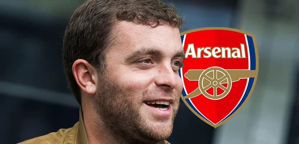 Shaxs Arsenal logosi bilan suhbatlashayotgan
