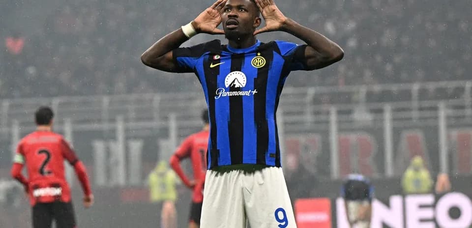 Futbolchi gol urib, qo'llarini eshitishga qo'ygan