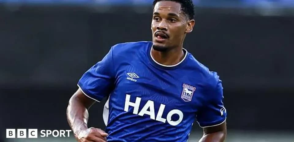 Futbolchi maydonda harakatda, ko'k forma kiygan