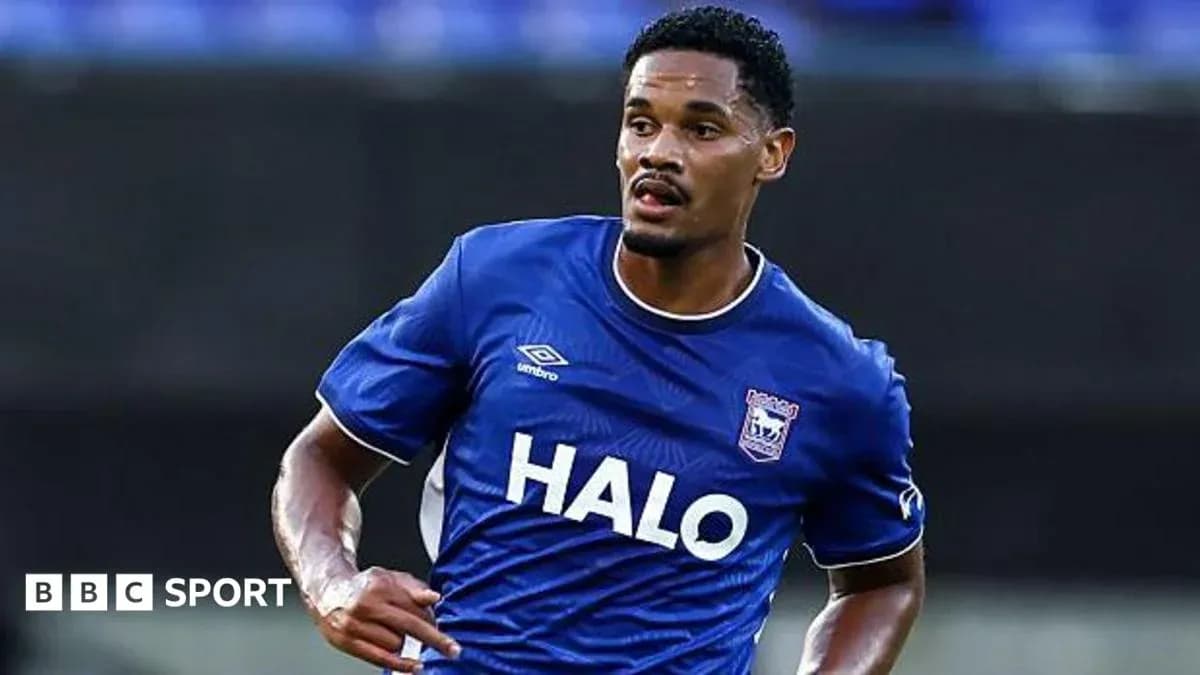 Futbolchi maydonda harakatda, ko'k forma kiygan Futbolchi maydonda harakatda, ko'k forma kiygan