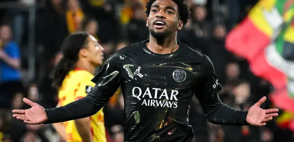 Futbolchi gol urganidan keyin qo'llarini keng ochmoqda