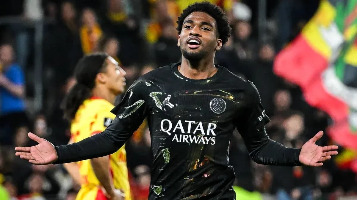 Futbolchi gol urganidan keyin qo'llarini keng ochmoqda