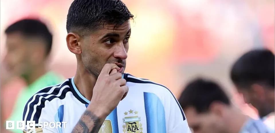 Futbolchi o'yin oldidan tayyorgarlik ko'rmoqda