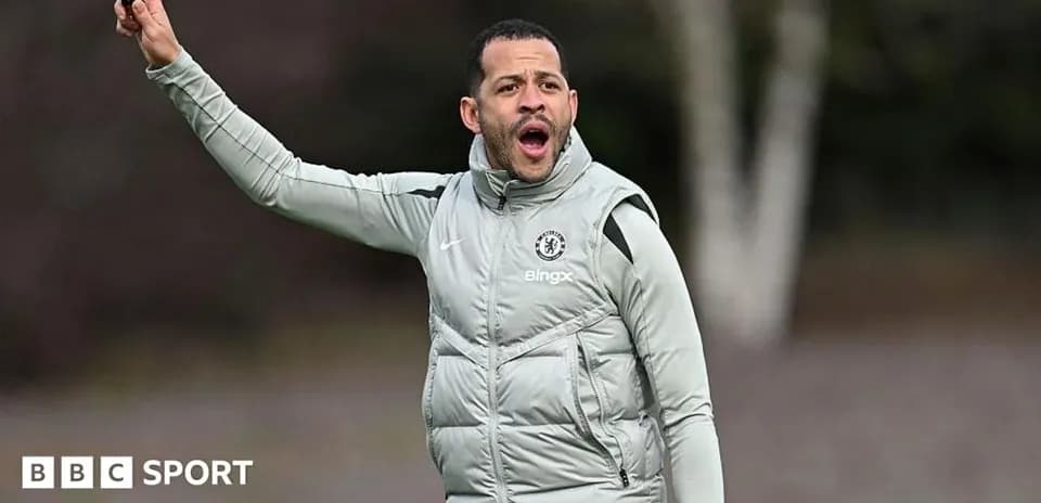 Trener Chelsea jamoasi mashg'ulotda ko'rsatma berayotgan