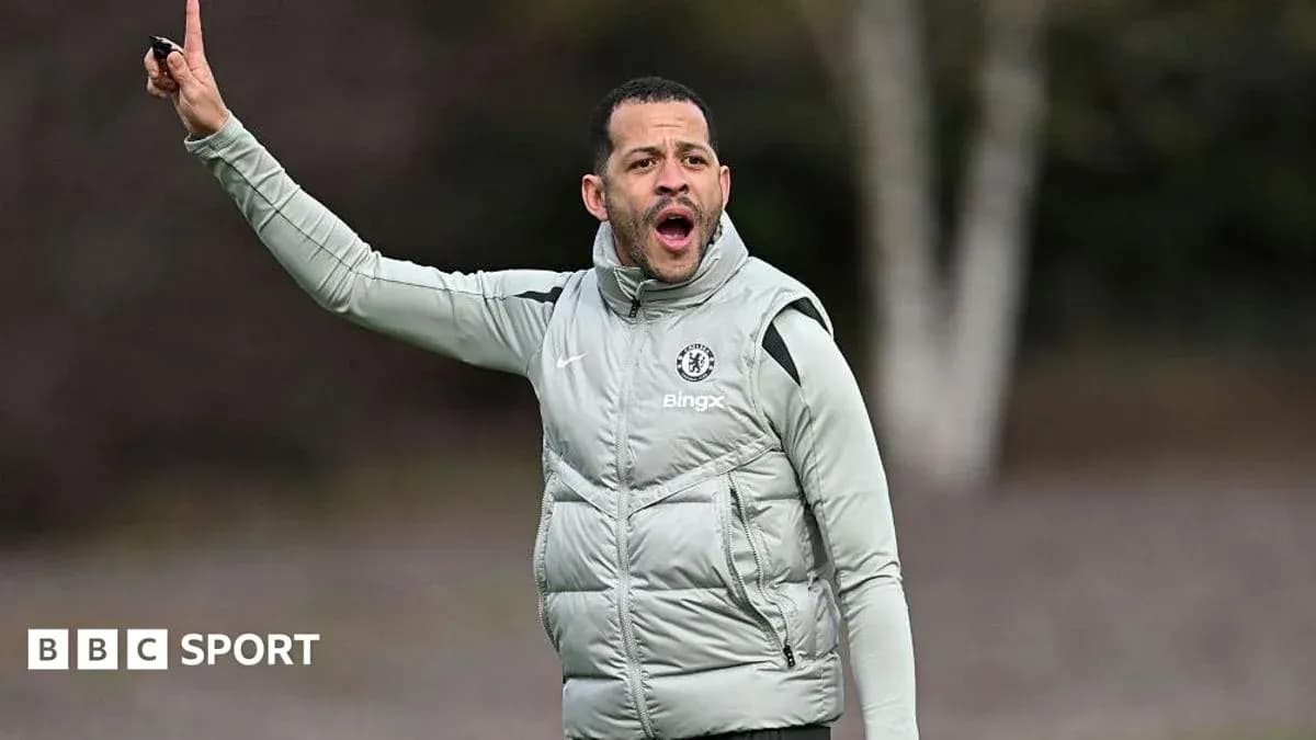 Trener Chelsea jamoasi mashg'ulotda ko'rsatma berayotgan