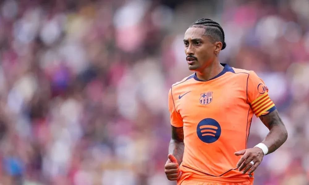 Futbolchi maydonda harakatda, Barcelona formasi kiygan