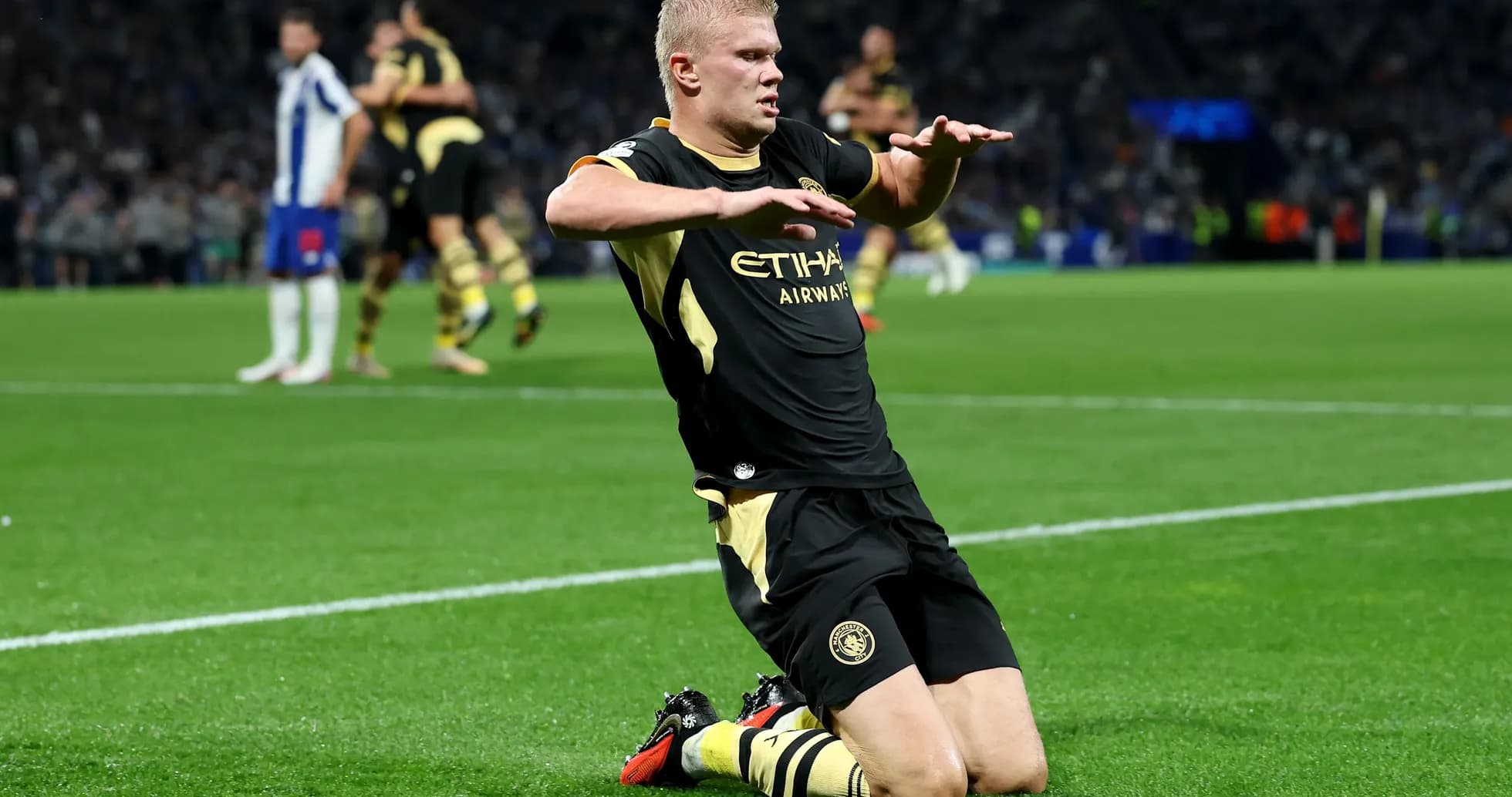 Futbolchi gol urishdan keyin yerdan turib