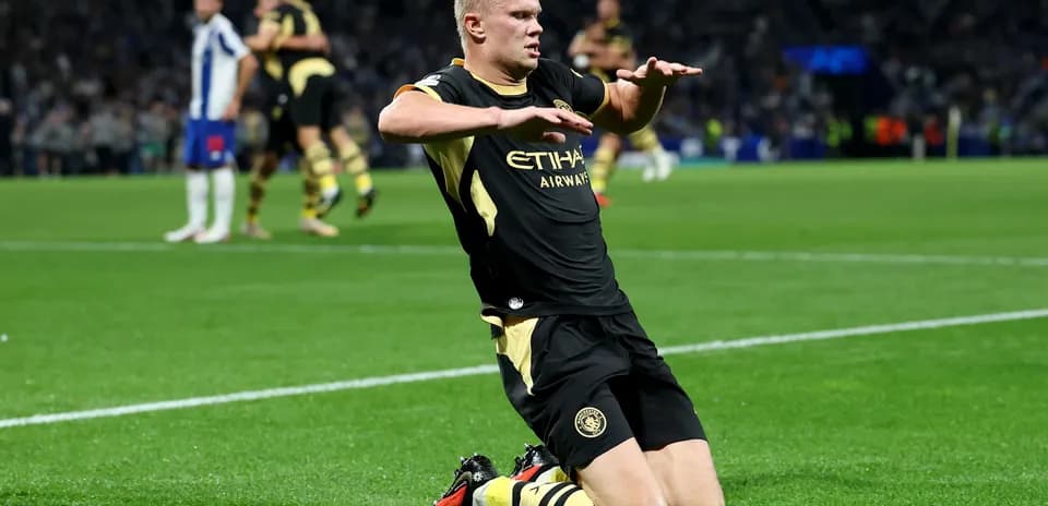 Futbolchi gol urishdan keyin yerdan turib