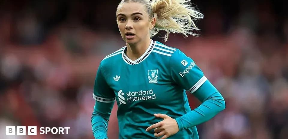 Ayollar futbolida Liverpool formasidagi o'yinchi harakatda