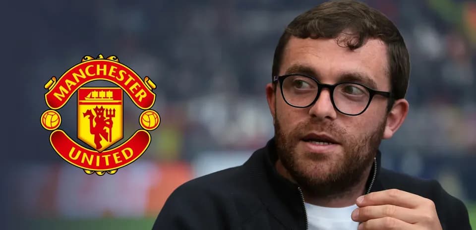 Kishi Manchester United logotipi bilan intervyu berayotgan shaxs
