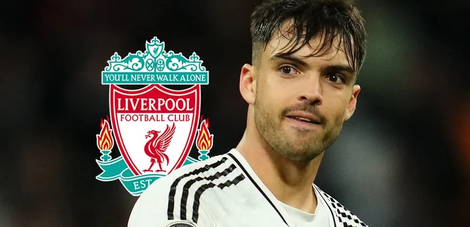 Futbolchi Liverpool logosi oldida o'zini tutmoqda