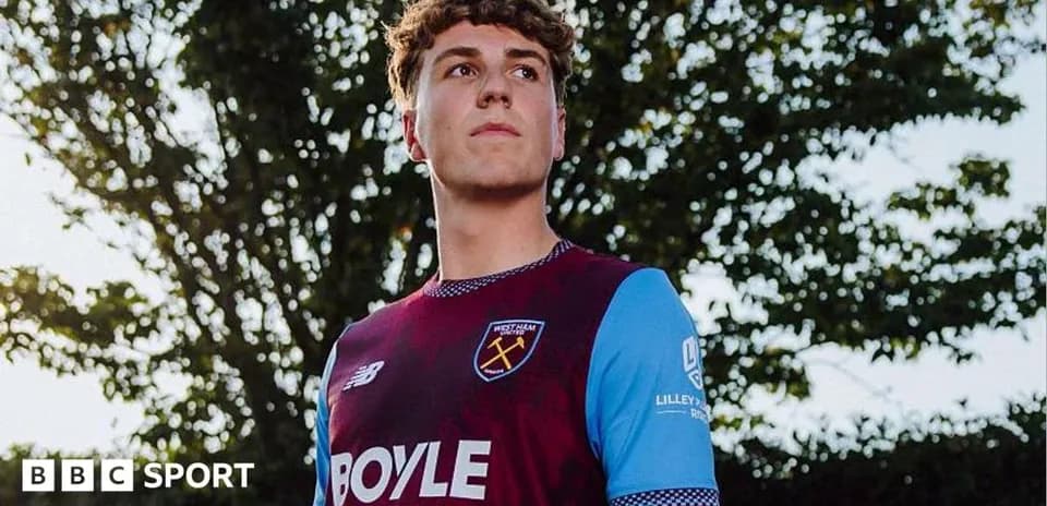Yoshinori Muto wearing West Ham United kit