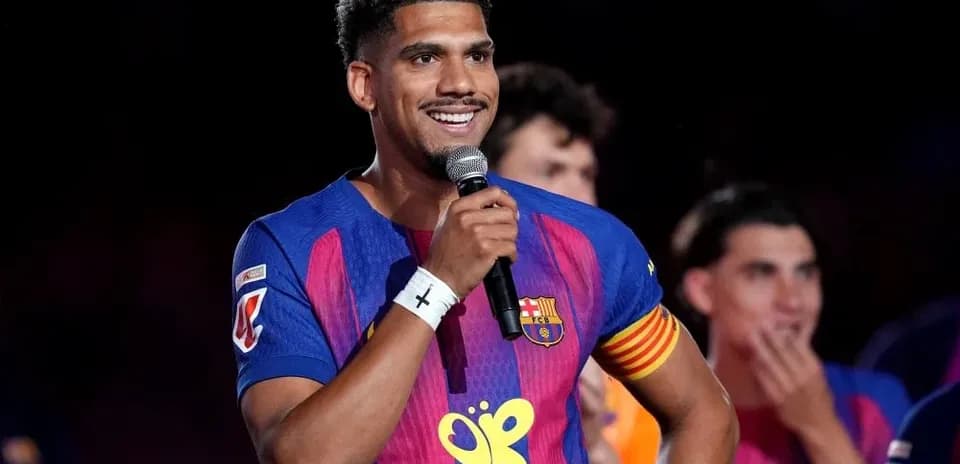 Futbolchi mikrofonga gapirayotgan paytda