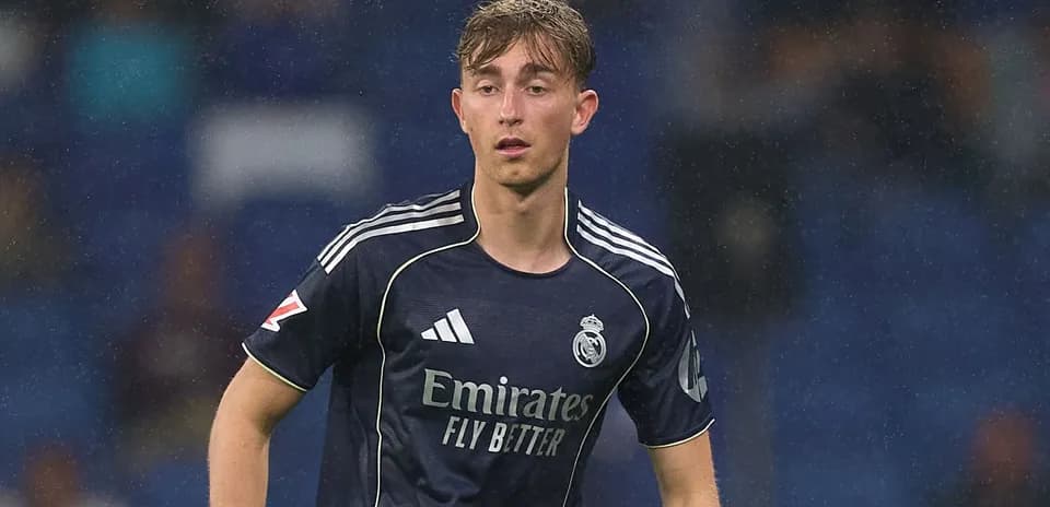 Futbolchi Real Madrid formasida maydonda harakatda