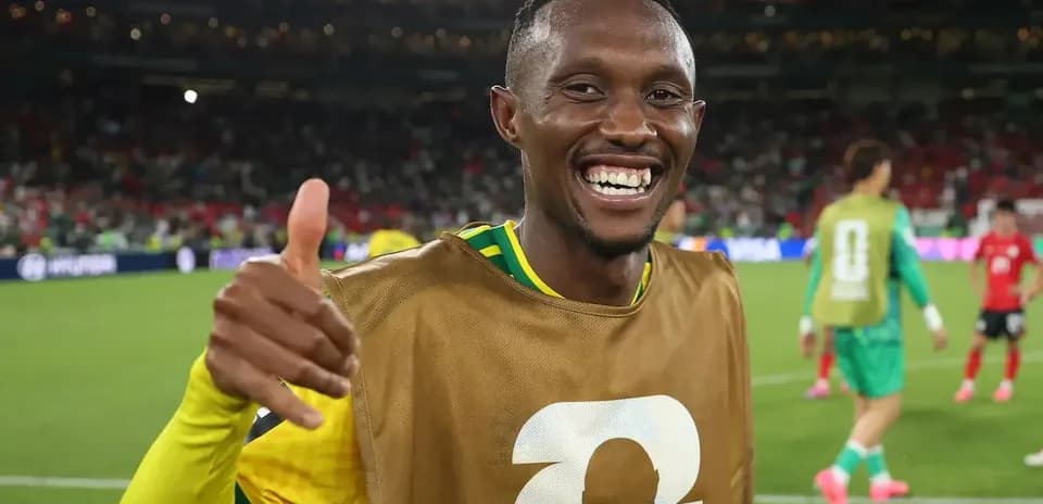 Futbolchi maydonda tabriklayotgan ko'rinishi