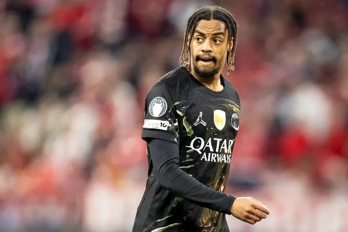 Futbolchi maydonda harakat qilmoqda, PSG formasi