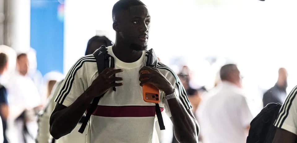 Futbolchi zaliqdan chiqayotgani, telefon ushlab turibdi