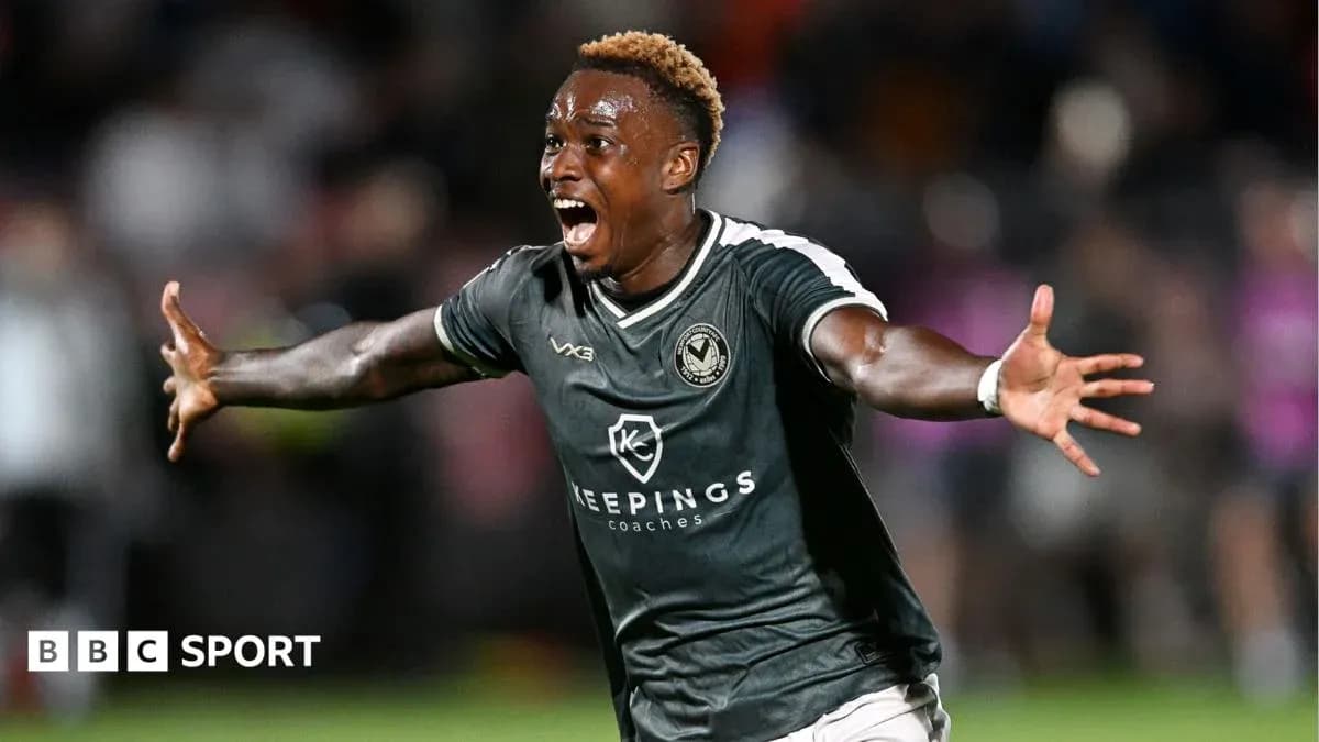 Futbolchi gollarni nishonlayotgan qizg'in nishon