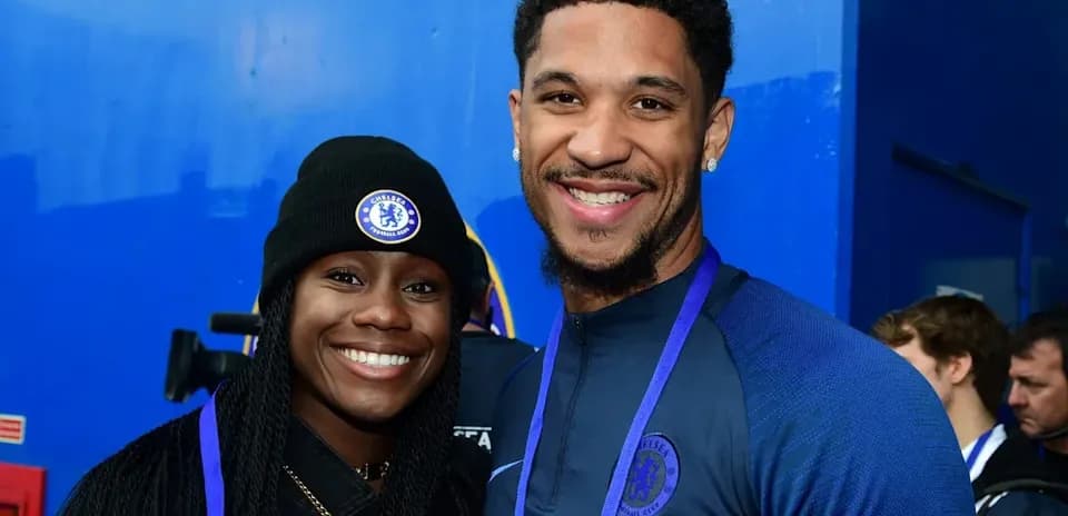 Ikkita shaxs Chelsea futbol klubining oldida turibdi
