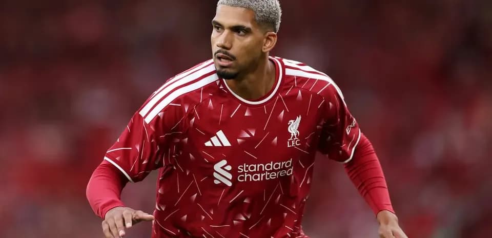 Futbolchi Liverpool formasida maydonga chiqmoqda
