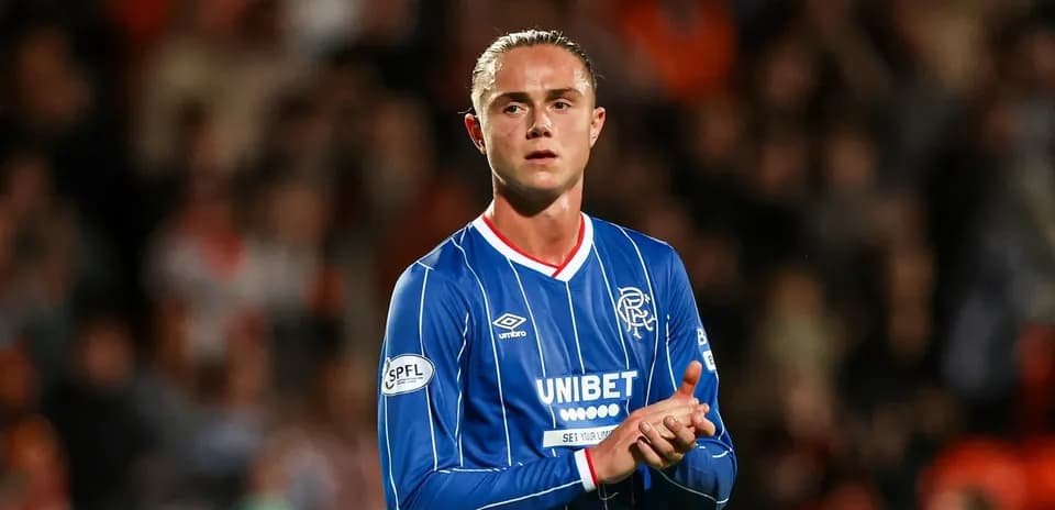 Futbolchi Rangers formasida maydonda qizil va ko'k