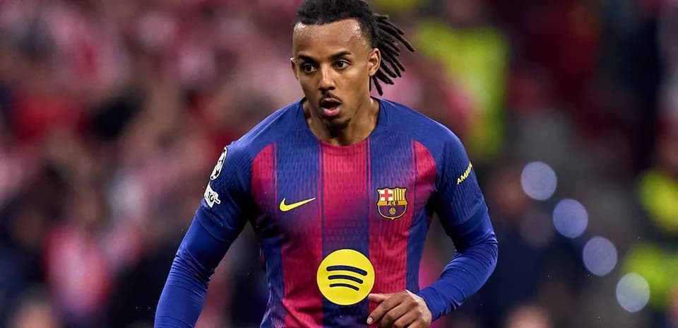 Futbolchi Barcelona formasida maydonda harakatda