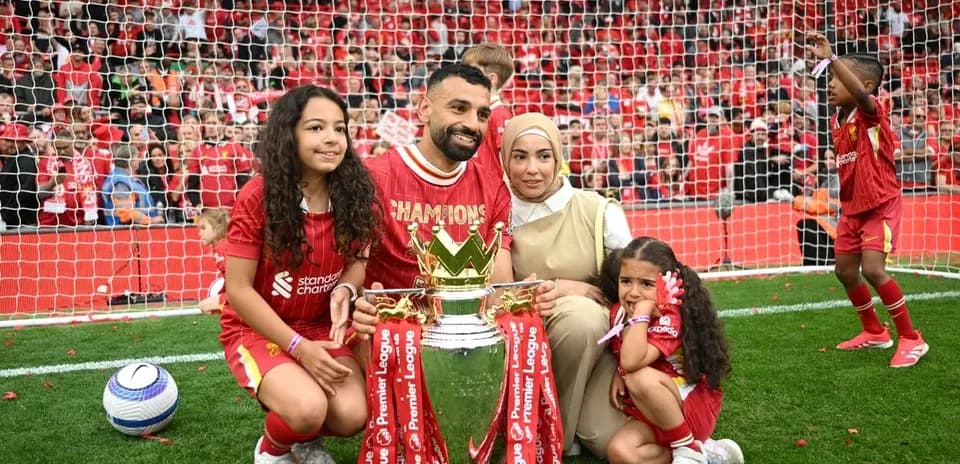 Futbolchi va oilasi Premier League kubogini ushlab turibdi