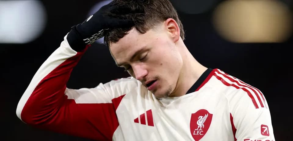 Futbolchi mag'lubiyatdan so'ng boshini ushlab turibdi