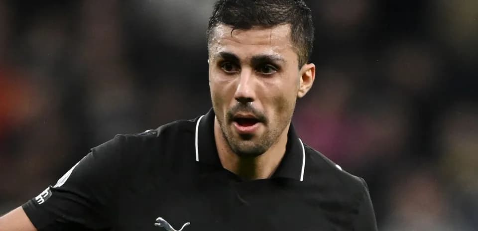Futbolchi o'yin maydonida harakatda