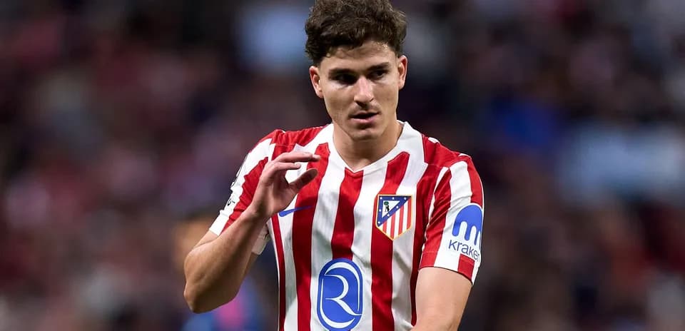 Futbolchi Atleticoda harakatda, raqibga qarab turibdi