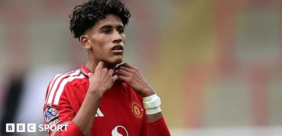 Futbolchi Manchester United formasi bilan maydonda