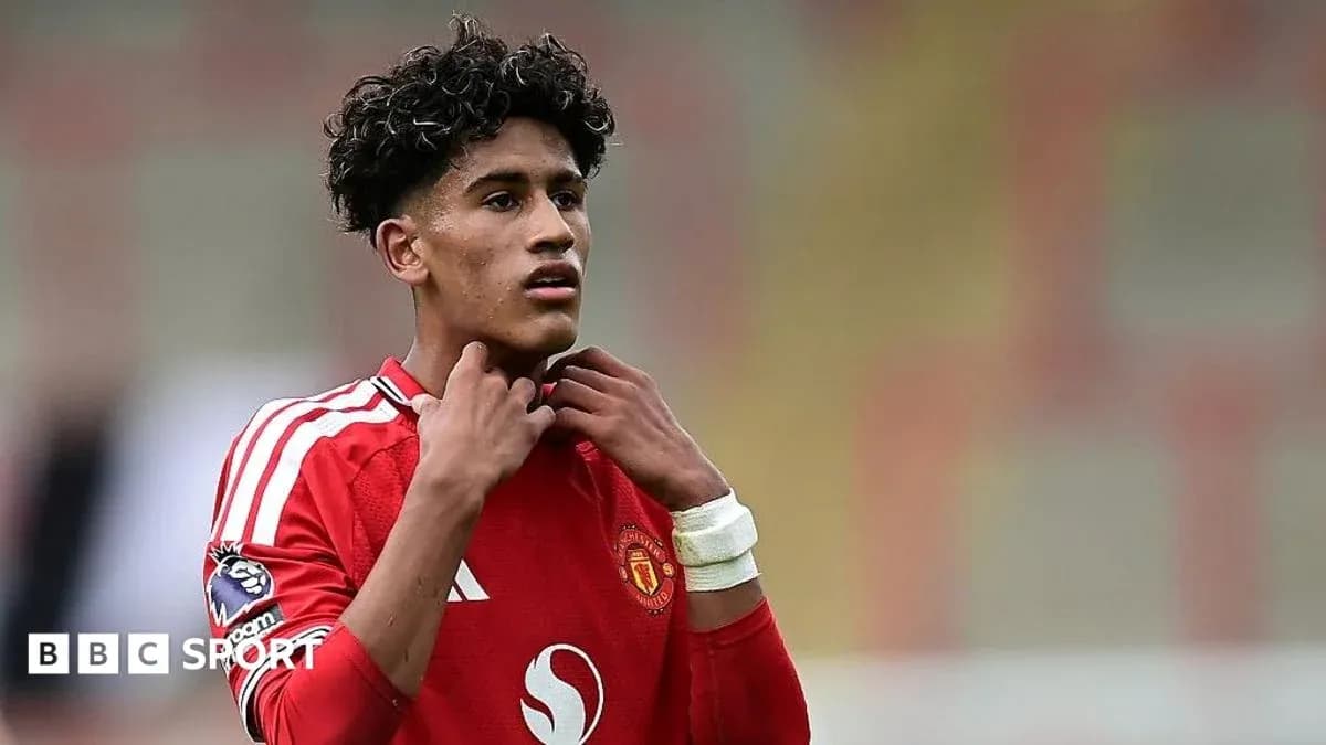 Futbolchi Manchester United formasi bilan maydonda