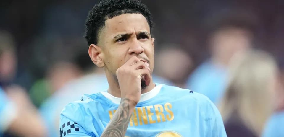 Futbolchi o'yin oldidan tayyorgarlik ko'rmoqda