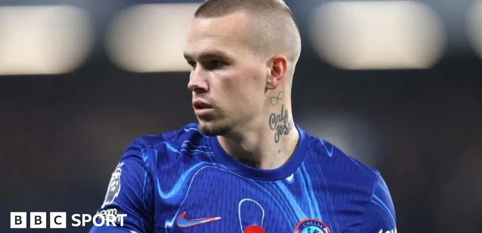 Futbolchi Chelsea formasida, maydonda turibdi