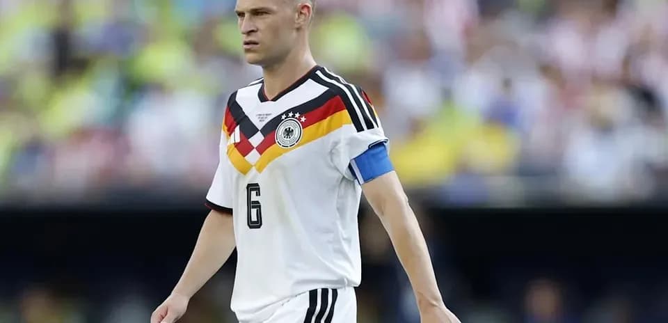 Futbolchi Germaniya formasida, kapitansiz yurmoqda
