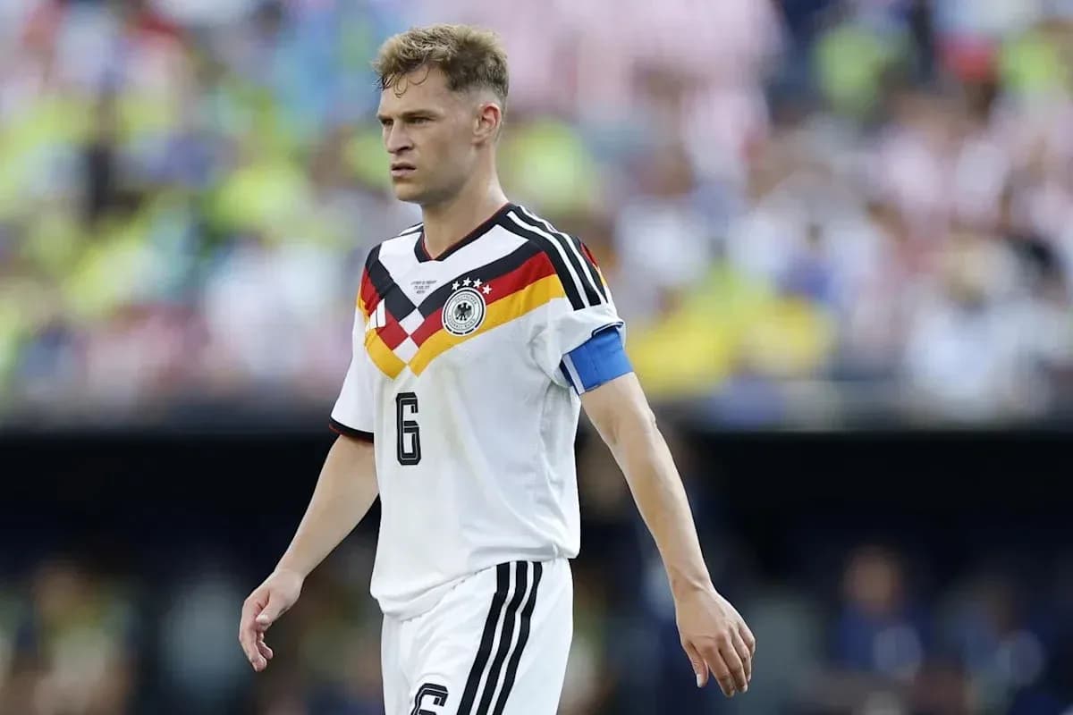 Futbolchi Germaniya formasida, kapitansiz yurmoqda