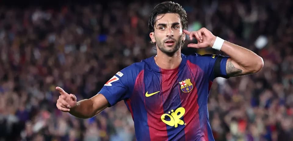 Futbolchi goli urishdan keyin raqibga ishora qilmoqda