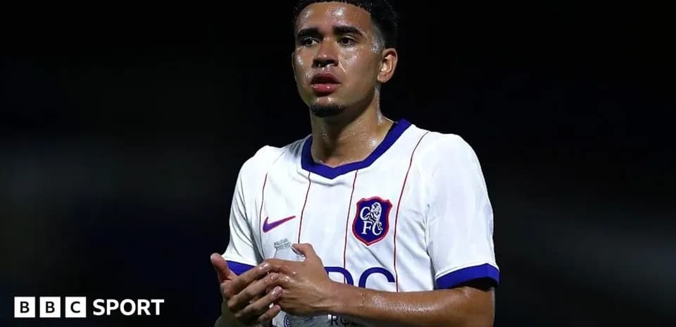 Futbolchi o'yin davomida suv ichmoqda