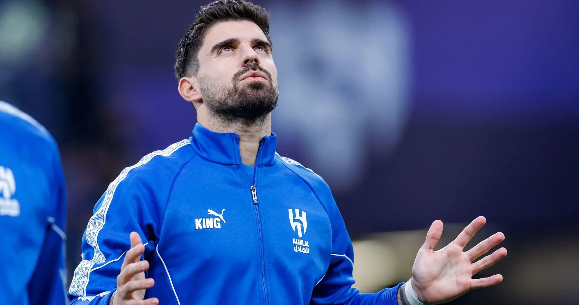 Futbolchi o'yin oldidan tayyorgarlik ko'rmoqda