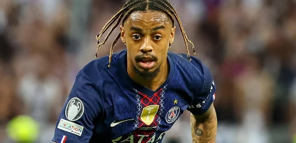 Futbolchi PSG formasi bilan maydonda harakatda