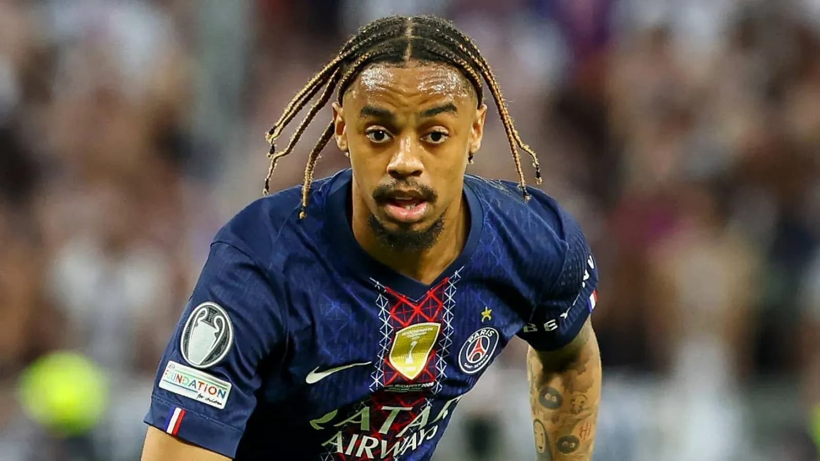 Futbolchi PSG formasi bilan maydonda harakatda
