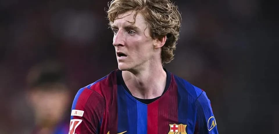 Futbolchi Barcelona formasida maydonda turibdi