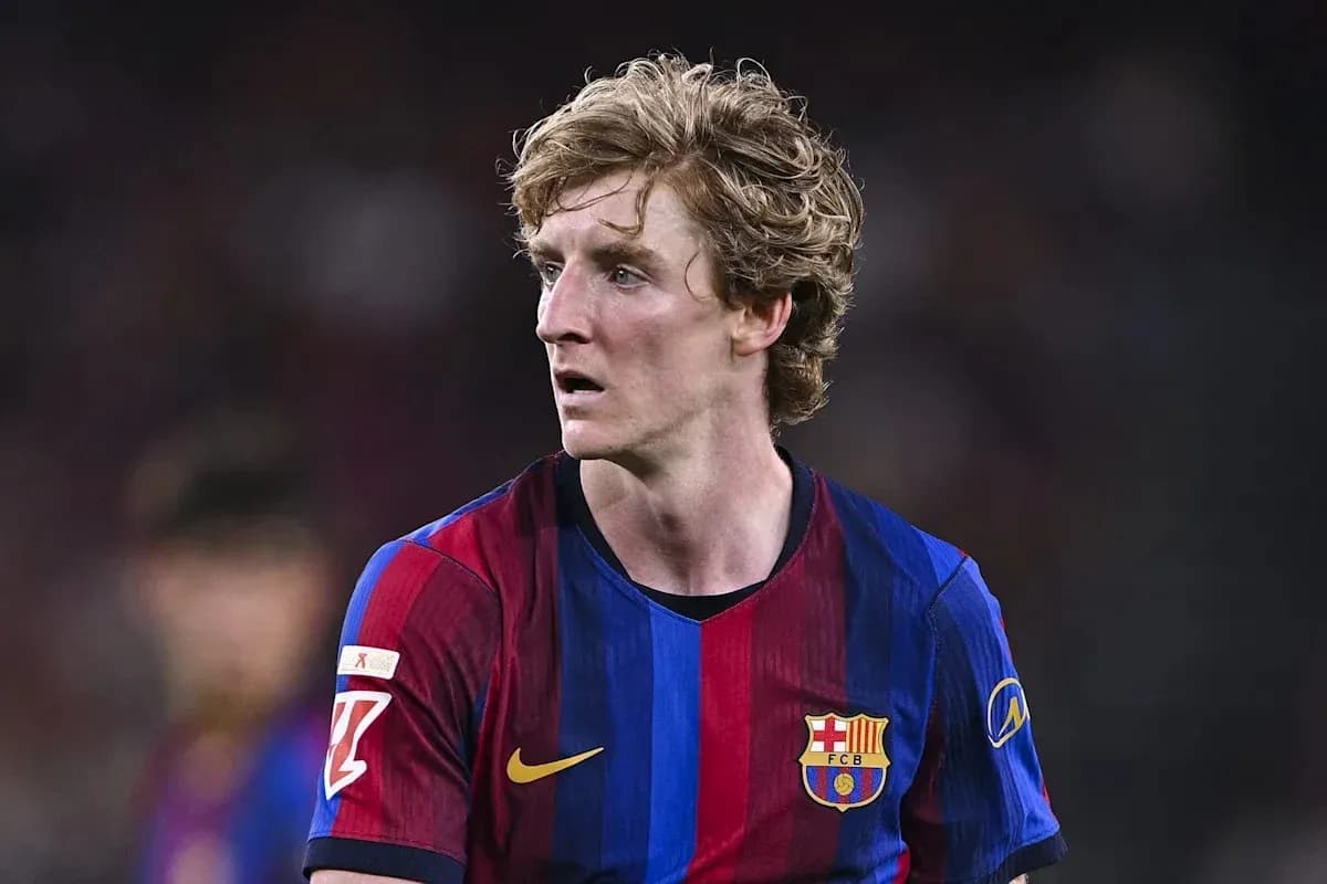 Futbolchi Barcelona formasida maydonda turibdi