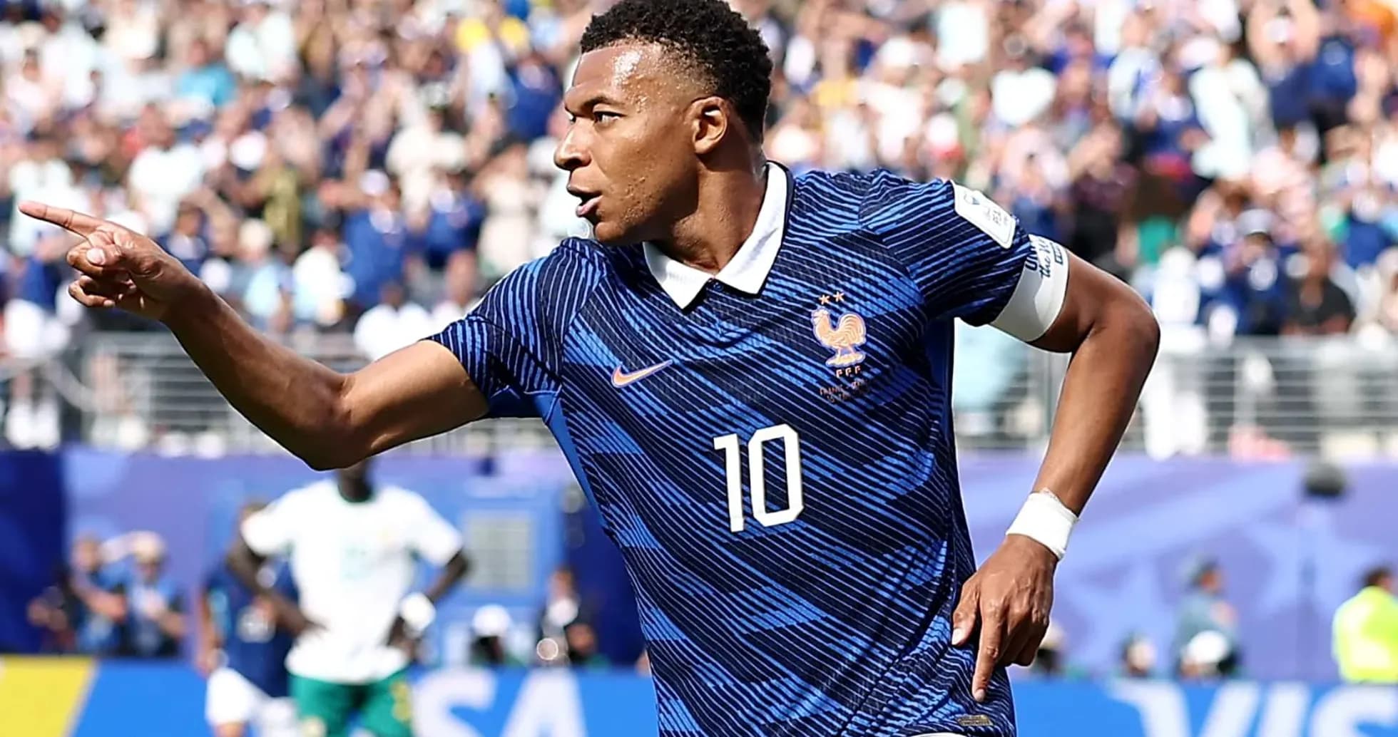 Futbolchi gol urayotgan paytda qo'lini ko'taradi
