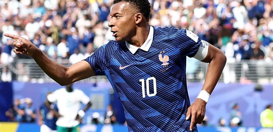 Futbolchi gol urayotgan paytda qo'lini ko'taradi