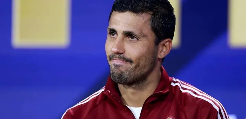 Ovoz berayotgan futbolchi matbuot anjumanida