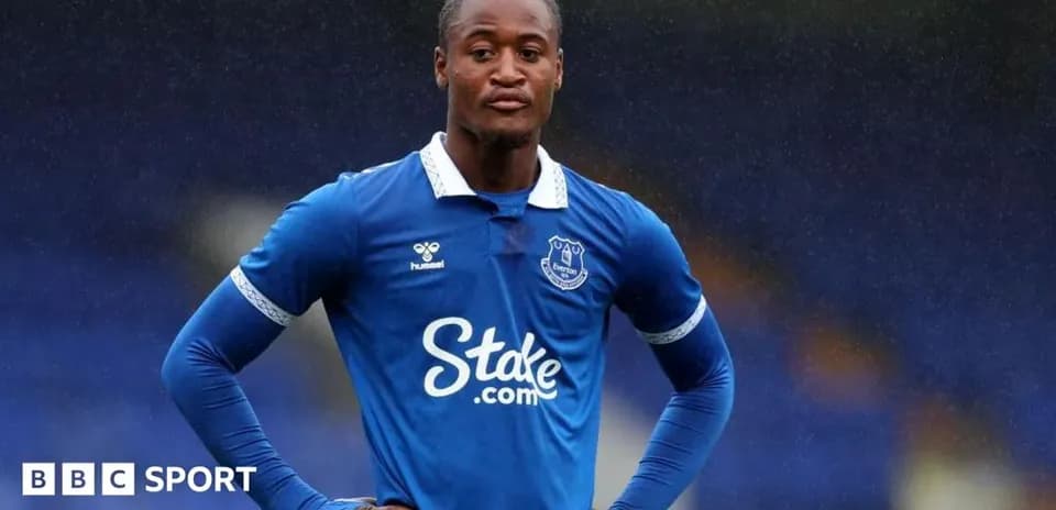 Futbolchi Everton formasida, maydonda turibdi