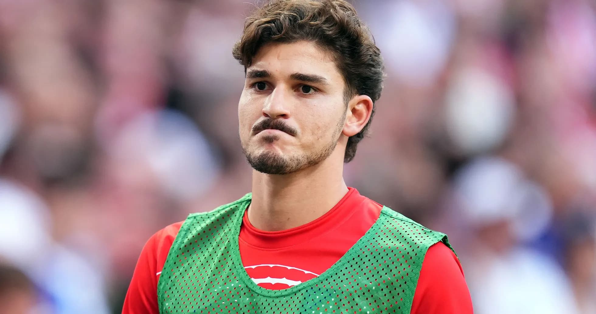 Futbolchi zaxirada o'yin boshlanishini kutmoqda