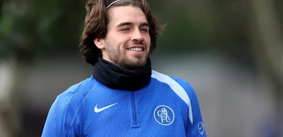 Futbolchi o'quv mashg'ulotida kulayotgan