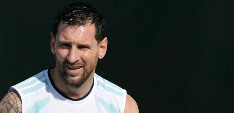 Futbolchi Lionel Messi treningda kulib turibdi